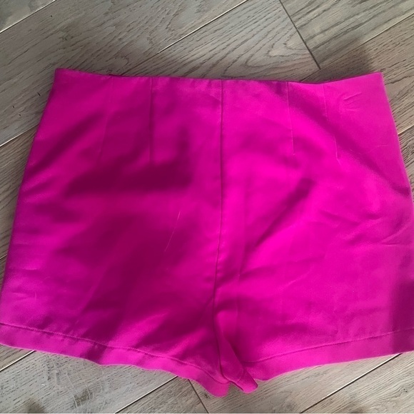 HOT Pink Fuschia Boutique Shorts with zipper closure and ruffle detail, Lg - Picture 2 of 3